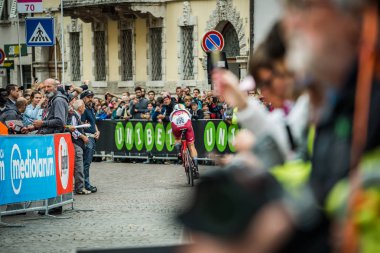 Trento, İtalya 22 Mayıs 2018: Profesyonel bisikletçi zaman deneme aşamasında Trento üzerinden Rovereto, İtalya Bisiklet turu 2018 için.