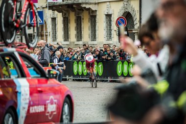 Trento, İtalya 22 Mayıs 2018: Profesyonel bisikletçi zaman deneme aşamasında Trento üzerinden Rovereto, İtalya Bisiklet turu 2018 için.