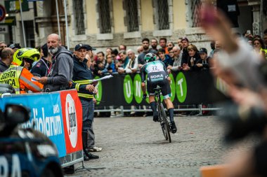 Trento, İtalya 22 Mayıs 2018: Profesyonel bisikletçi zaman deneme aşamasında Trento üzerinden Rovereto, İtalya Bisiklet turu 2018 için.