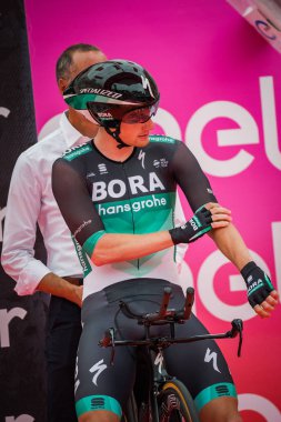 Trento, İtalya 22 Mayıs 2018: Profesyonel bisikletçi, Bora Hansgrohe takım, hazır kalkış saat deneme aşaması için Trento, İtalya Bisiklet turu 2018 Rovereto için gelen.