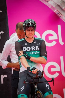 Trento, İtalya 22 Mayıs 2018: Profesyonel bisikletçi, Bora Hansgrohe takım, hazır kalkış saat deneme aşaması için Trento, İtalya Bisiklet turu 2018 Rovereto için gelen.