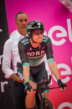 Trento, İtalya 22 Mayıs 2018: Profesyonel bisikletçi, Bora Hansgrohe takım, hazır kalkış saat deneme aşaması için Trento, İtalya Bisiklet turu 2018 Rovereto için gelen.