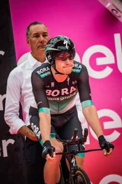 Trento, İtalya 22 Mayıs 2018: Profesyonel bisikletçi, Bora Hansgrohe takım, hazır kalkış saat deneme aşaması için Trento, İtalya Bisiklet turu 2018 Rovereto için gelen.