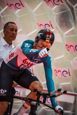 Trento, İtalya 22 Mayıs 2018: Profesyonel bisikletçi, loto takım, hazır kalkış saat deneme aşaması için Trento, İtalya Bisiklet turu 2018 Rovereto için gelen.