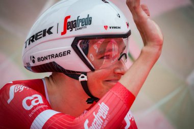 Trento, İtalya 22 Mayıs 2018: Profesyonel bisikletçi start çizgisinde saat deneme aşaması için kalkış için hazır gelen Trento, İtalya Bisiklet turu 2018 Rovereto için üzerinde.