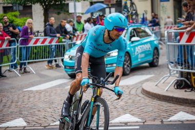 Trento, İtalya 22 Mayıs 2018: Profesyonel bisikletçi zaman deneme aşamasında Trento üzerinden Rovereto, İtalya Bisiklet turu 2018 için.