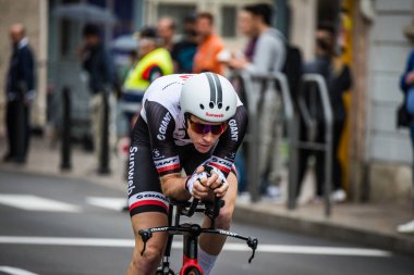 Trento, İtalya 22 Mayıs 2018: Profesyonel bisikletçi zaman deneme aşamasında Trento üzerinden Rovereto, İtalya Bisiklet turu 2018 için.