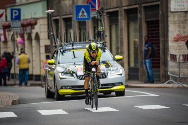 Trento, İtalya 22 Mayıs 2018: Profesyonel bisikletçi zaman deneme aşamasında Trento üzerinden Rovereto, İtalya Bisiklet turu 2018 için.