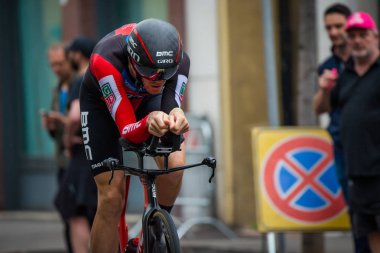 Trento, İtalya 22 Mayıs 2018: Profesyonel bisikletçi zaman deneme aşamasında Trento üzerinden Rovereto, İtalya Bisiklet turu 2018 için.