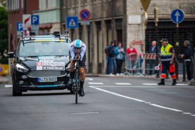 Trento, İtalya 22 Mayıs 2018: Profesyonel bisikletçi zaman deneme aşamasında Trento üzerinden Rovereto, İtalya Bisiklet turu 2018 için.