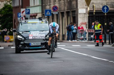 Trento, İtalya 22 Mayıs 2018: Profesyonel bisikletçi zaman deneme aşamasında Trento üzerinden Rovereto, İtalya Bisiklet turu 2018 için.