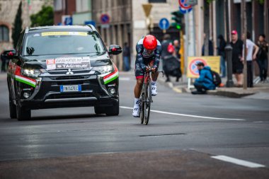 Trento, İtalya 22 Mayıs 2018: Profesyonel bisikletçi zaman deneme aşamasında Trento üzerinden Rovereto, İtalya Bisiklet turu 2018 için.