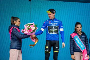 Sappada, İtalya 20 Mayıs 2018: Simon yaman, Mitchelton-Scott takımı, mavi Jersey'deki podyum sahne zafer kutluyor ve İtalya Tur 2018 dağcı sınıflandırılması lideri kalır.