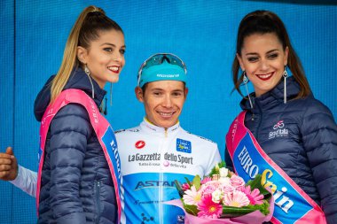 Sappada, İtalya 20 Mayıs 2018: Miguel Angel Lopez, Astanateam, podyumda kutluyor ve İtalya Tur 2018 genç sınıflandırılması lideri kalır.