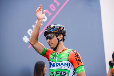 Tolmezzo, İtalya 20 Mayıs 2018: Profesyonel bisiklet podyum imza Tolmezzo sert dağına aşamasından Sappada, Tur, İtalya 2018 için önce üzerinde.