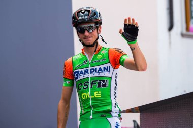 Tolmezzo, İtalya 20 Mayıs 2018: Profesyonel bisiklet podyum imza Tolmezzo sert dağına aşamasından Sappada, Tur, İtalya 2018 için önce üzerinde.