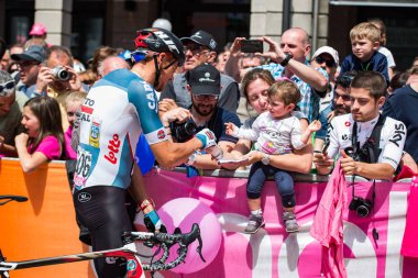 Tolmezzo, İtalya 20 Mayıs 2018: Profesyonel Bisiklete binme mets taraftarları kısa bir süre önce Sappada, Tur, İtalya 2018 için bir sert dağına sahne alanı'ndan Tolmezzo.