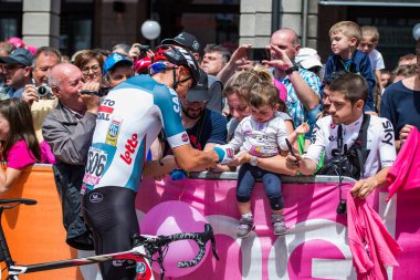 Tolmezzo, İtalya 20 Mayıs 2018: Profesyonel Bisiklete binme mets taraftarları kısa bir süre önce Sappada, Tur, İtalya 2018 için bir sert dağına sahne alanı'ndan Tolmezzo.