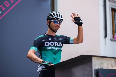 Tolmezzo, İtalya 20 Mayıs 2018: Profesyonel bisiklet podyum imza Tolmezzo sert dağına aşamasından Sappada, Tur, İtalya 2018 için önce üzerinde.