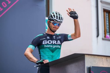 Tolmezzo, İtalya 20 Mayıs 2018: Profesyonel bisiklet podyum imza Tolmezzo sert dağına aşamasından Sappada, Tur, İtalya 2018 için önce üzerinde.