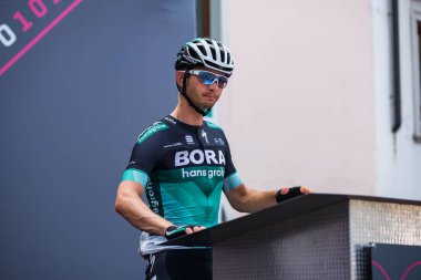 Tolmezzo, İtalya 20 Mayıs 2018: Profesyonel bisiklet podyum imza Tolmezzo sert dağına aşamasından Sappada, Tur, İtalya 2018 için önce üzerinde.