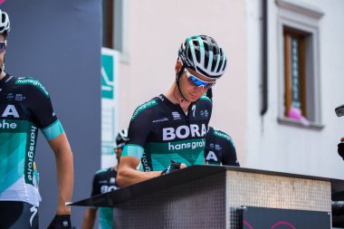 Tolmezzo, İtalya 20 Mayıs 2018: Profesyonel bisiklet podyum imza Tolmezzo sert dağına aşamasından Sappada, Tur, İtalya 2018 için önce üzerinde.