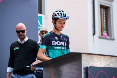 Tolmezzo, İtalya 20 Mayıs 2018: Davide Formolo, Bora-Hansgroheteam, Tolmezzo sert dağına aşamasından Sappada, Tur, İtalya 2018 için önce bir mülakat sırasında.