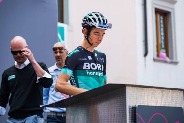 Tolmezzo, İtalya 20 Mayıs 2018: Davide Formolo, Bora-Hansgroheteam, Tolmezzo sert dağına aşamasından Sappada, Tur, İtalya 2018 için önce bir mülakat sırasında.