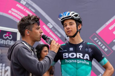 Tolmezzo, İtalya 20 Mayıs 2018: Davide Formolo, Bora-Hansgroheteam, Tolmezzo sert dağına aşamasından Sappada, Tur, İtalya 2018 için önce bir mülakat sırasında.