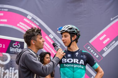 Tolmezzo, İtalya 20 Mayıs 2018: Davide Formolo, Bora-Hansgroheteam, Tolmezzo sert dağına aşamasından Sappada, Tur, İtalya 2018 için önce bir mülakat sırasında.