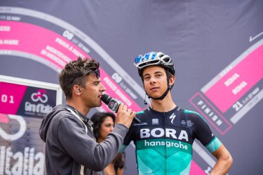 Tolmezzo, İtalya 20 Mayıs 2018: Davide Formolo, Bora-Hansgroheteam, Tolmezzo sert dağına aşamasından Sappada, Tur, İtalya 2018 için önce bir mülakat sırasında.