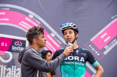 Tolmezzo, İtalya 20 Mayıs 2018: Davide Formolo, Bora-Hansgroheteam, Tolmezzo sert dağına aşamasından Sappada, Tur, İtalya 2018 için önce bir mülakat sırasında.