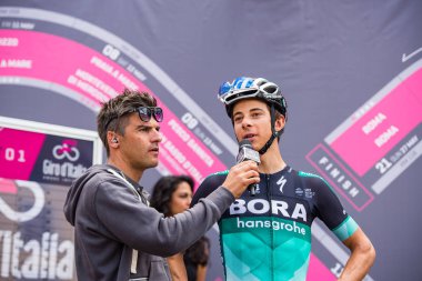 Tolmezzo, İtalya 20 Mayıs 2018: Davide Formolo, Bora-Hansgroheteam, Tolmezzo sert dağına aşamasından Sappada, Tur, İtalya 2018 için önce bir mülakat sırasında.