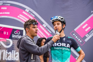 Tolmezzo, İtalya 20 Mayıs 2018: Davide Formolo, Bora-Hansgroheteam, Tolmezzo sert dağına aşamasından Sappada, Tur, İtalya 2018 için önce bir mülakat sırasında.