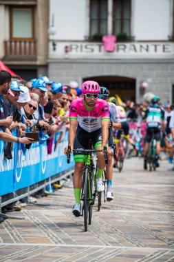 Tolmezzo, İtalya 20 Mayıs 2018: Profesyonel Bisiklete binme kısa bir süre önce Sappada, Tur, İtalya 2018 için bir sert dağına sahne alanı'ndan Tolmezzo.