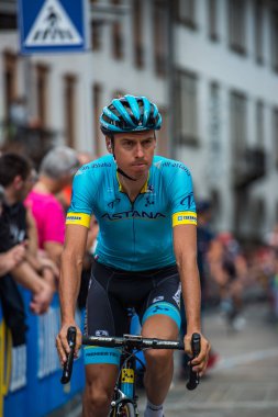 Tolmezzo, İtalya 20 Mayıs 2018: Profesyonel Bisiklete binme kısa bir süre önce Sappada, Tur, İtalya 2018 için bir sert dağına sahne alanı'ndan Tolmezzo.