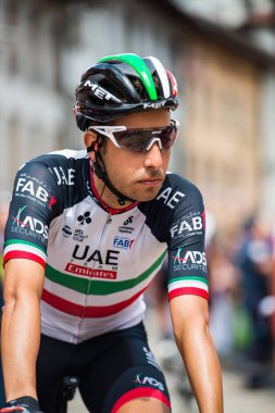 Tolmezzo, İtalya 20 Mayıs 2018: Fabio Aru, BAE ekibi, gözle görülür Otobüs tur İtalya 2018 zor dağ aşamasında önce hamle podyum imzalar için endişeli.