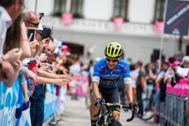 Tolmezzo, İtalya 20 Mayıs 2018: Esteban Chavez, Mitchelton-Scott takımı, İtalya Bisiklet turu zor dağ sahne önce podyum imza giderek kalabalık, mavi jersey gülümsüyor.