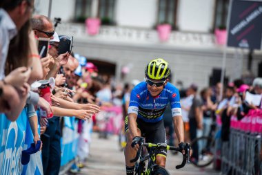 Tolmezzo, İtalya 20 Mayıs 2018: Esteban Chavez, Mitchelton-Scott takımı, İtalya Bisiklet turu zor dağ sahne önce podyum imza giderek kalabalık, mavi jersey gülümsüyor.