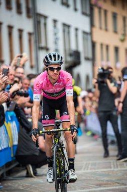 Tolmezzo, İtalya 20 Mayıs 2018: Simon yaman, Mitchelton-Scott takımı, pembe Jersey hamle otobüsten podyum imzalar İtalya 2018 Tur zor dağ sahne önce.