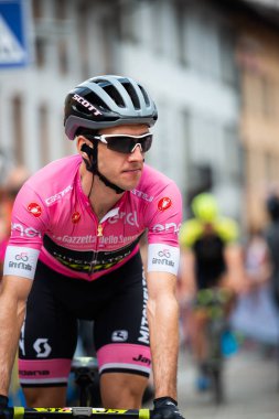 Tolmezzo, İtalya 20 Mayıs 2018: Simon yaman, Mitchelton-Scott takımı, pembe Jersey hamle otobüsten podyum imzalar İtalya 2018 Tur zor dağ sahne önce.