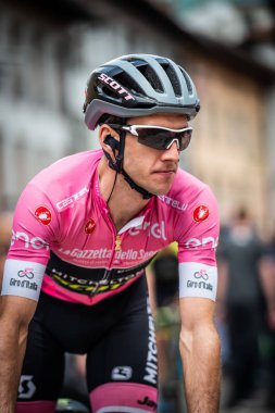 Tolmezzo, İtalya 20 Mayıs 2018: Simon yaman, Mitchelton-Scott takımı, pembe Jersey hamle otobüsten podyum imzalar İtalya 2018 Tur zor dağ sahne önce.