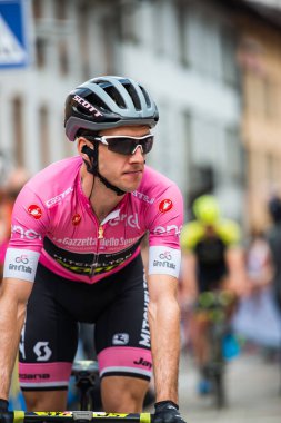 Tolmezzo, İtalya 20 Mayıs 2018: Simon yaman, Mitchelton-Scott takımı, pembe Jersey hamle otobüsten podyum imzalar İtalya 2018 Tur zor dağ sahne önce.