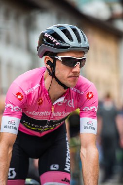 Tolmezzo, İtalya 20 Mayıs 2018: Simon yaman, Mitchelton-Scott takımı, pembe Jersey hamle otobüsten podyum imzalar İtalya 2018 Tur zor dağ sahne önce.