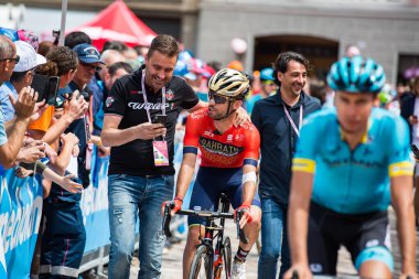 Tolmezzo, İtalya 20 Mayıs 2018: Profesyonel Bisiklete binme kısa bir süre önce Sappada, Tur, İtalya 2018 için bir sert dağına sahne alanı'ndan Tolmezzo.