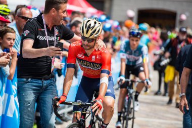 Tolmezzo, İtalya 20 Mayıs 2018: Profesyonel Bisiklete binme kısa bir süre önce Sappada, Tur, İtalya 2018 için bir sert dağına sahne alanı'ndan Tolmezzo.