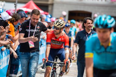 Tolmezzo, İtalya 20 Mayıs 2018: Profesyonel Bisiklete binme kısa bir süre önce Sappada, Tur, İtalya 2018 için bir sert dağına sahne alanı'ndan Tolmezzo.