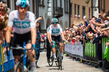 Tolmezzo, İtalya 20 Mayıs 2018: Chris Froome, Sky Team, kalabalık, İtalya 2018 Tur zor dağ sahne önce podyum imza giderek gülümsüyor.