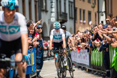 Tolmezzo, İtalya 20 Mayıs 2018: Chris Froome, Sky Team, kalabalık, İtalya 2018 Tur zor dağ sahne önce podyum imza giderek gülümsüyor.