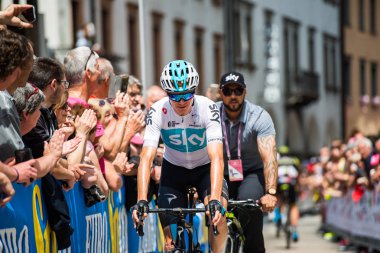 Tolmezzo, İtalya 20 Mayıs 2018: Chris Froome, Sky Team, kalabalık, İtalya 2018 Tur zor dağ sahne önce podyum imza giderek gülümsüyor.